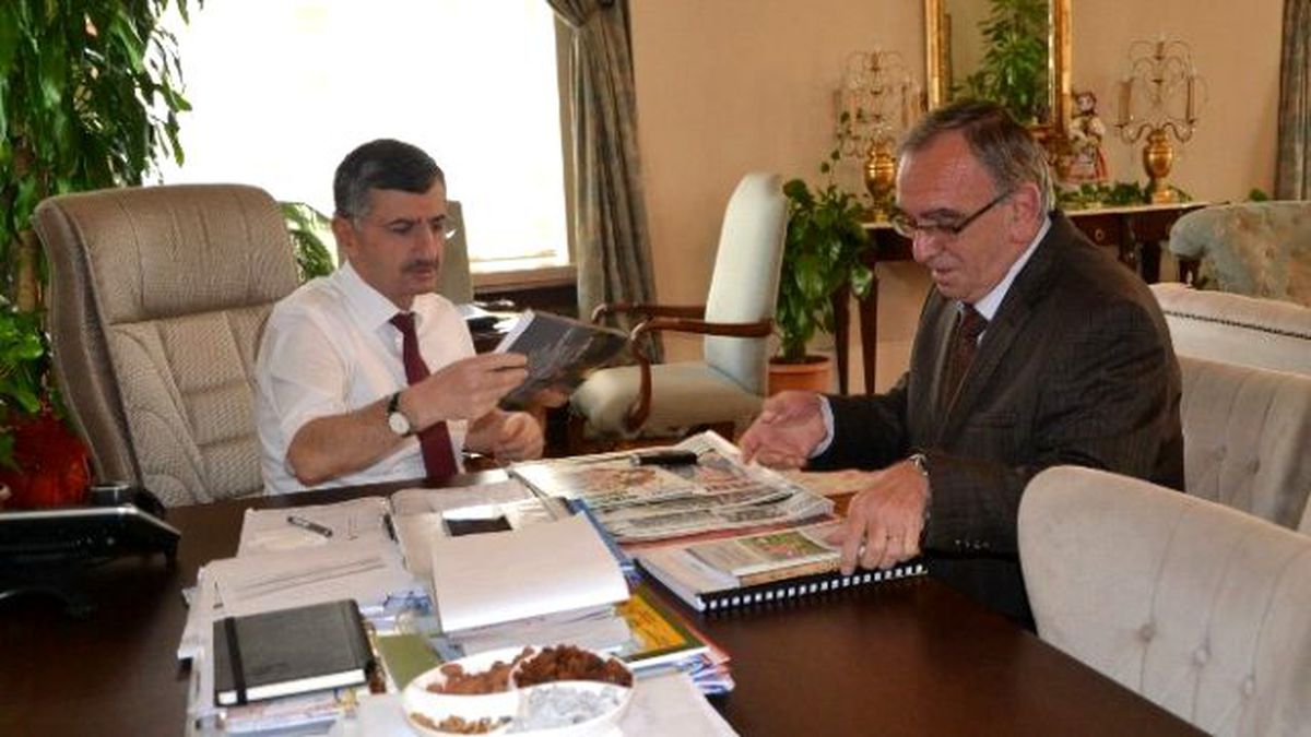 Yazar İlber Şiyak "Rumeli Dedikleri" Adlı Kitabını Vali Bektaş\'a Hediye Etti