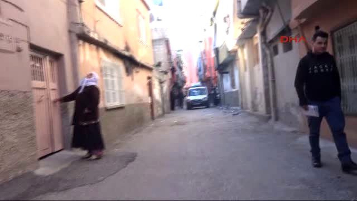 Adana Annesi ile Kız Kardeşini Rehin Aldı, Polisi Görünce Teslim Oldu