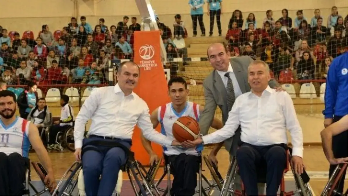 Belediye Başkanları Tekerlekli Sandalyeyle Basketbol Oynadı