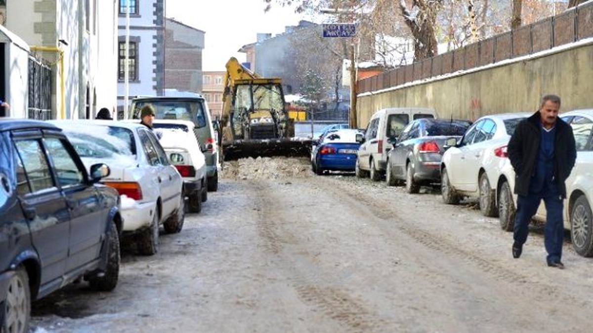Belediyenin Kar Temizliğine Araçlar Engel Oluyor