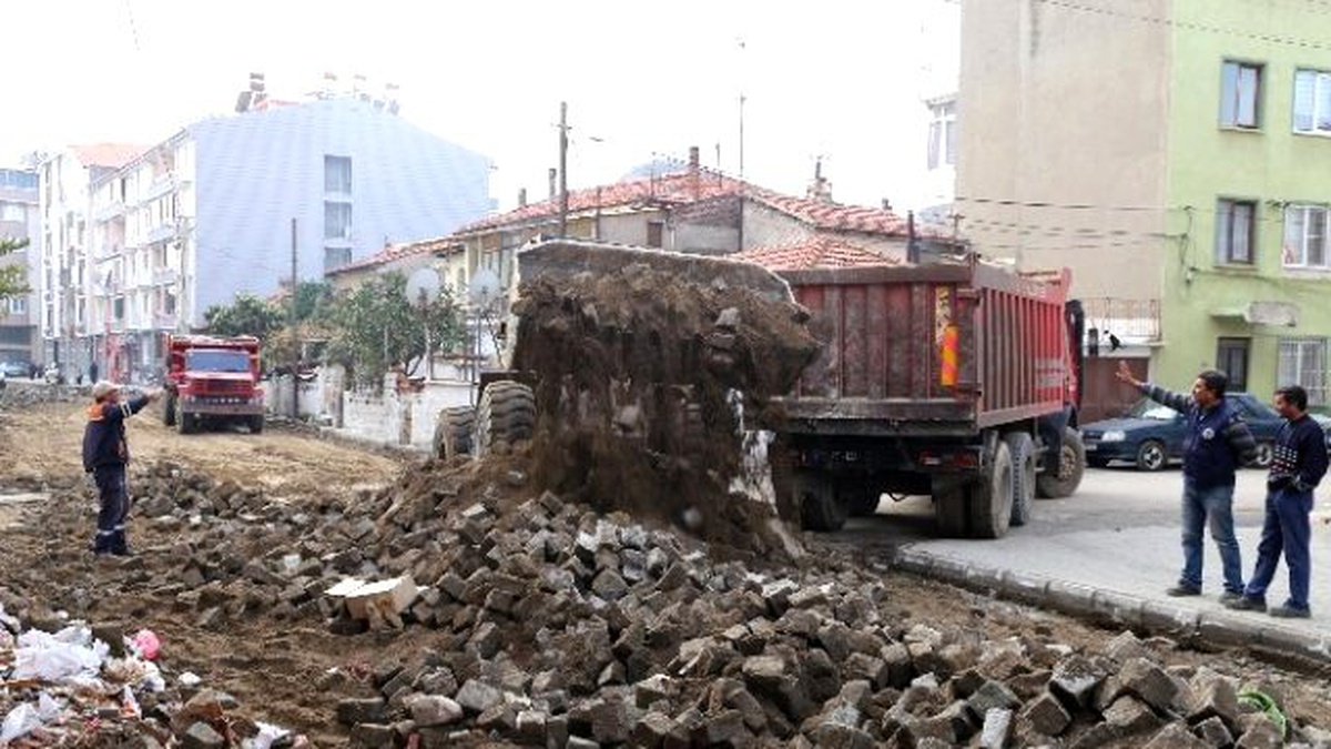 Burhaniye Yolları Hızla Yenileniyor