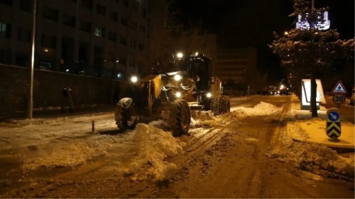 Büyükşehir\'in Kar Timleri İşbaşında