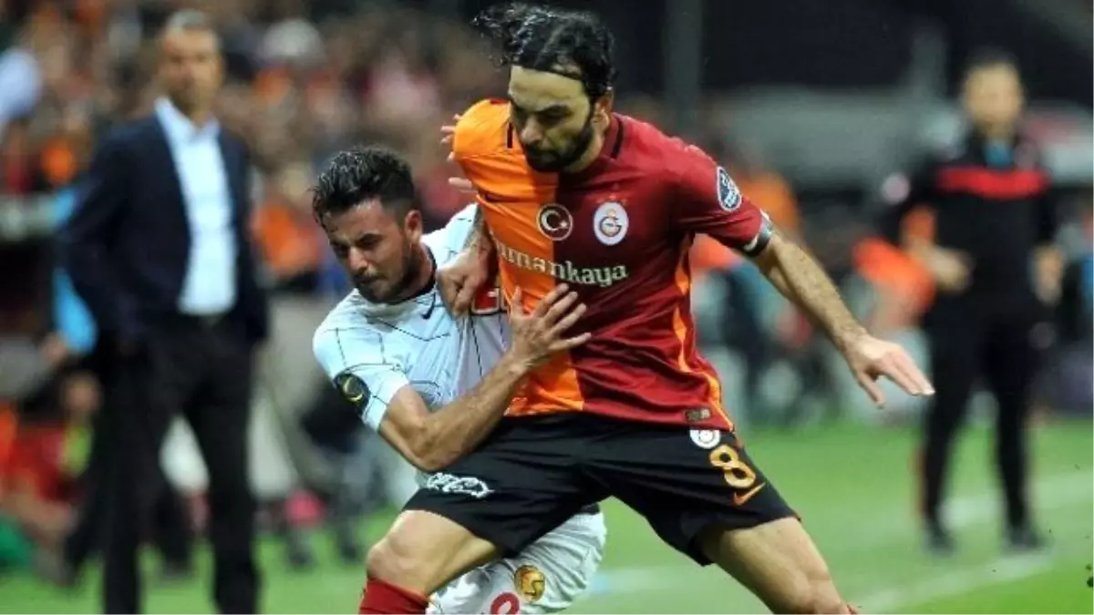 Galatasaray\'da Derbi Öncesi Kart Alarmı