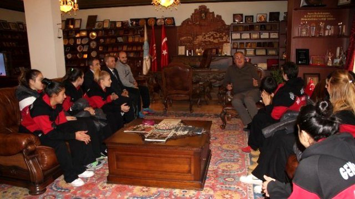 Gençlik ve Spor Kulübü Bayan Basketbol Takımı, Belediye Başkanı Ünver\'i Ziyaret Etti
