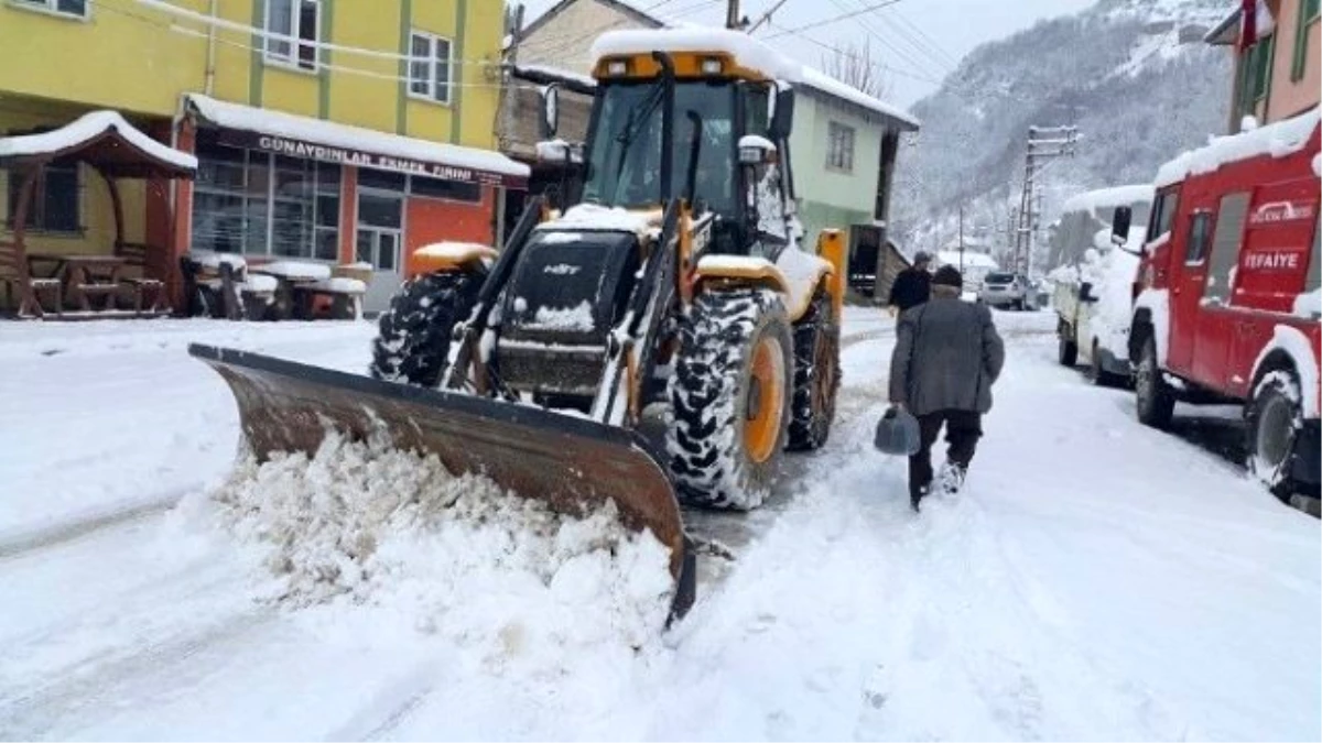 Giresun\'da Kar 40 Köy Yolunu Ulaşıma Kapattı