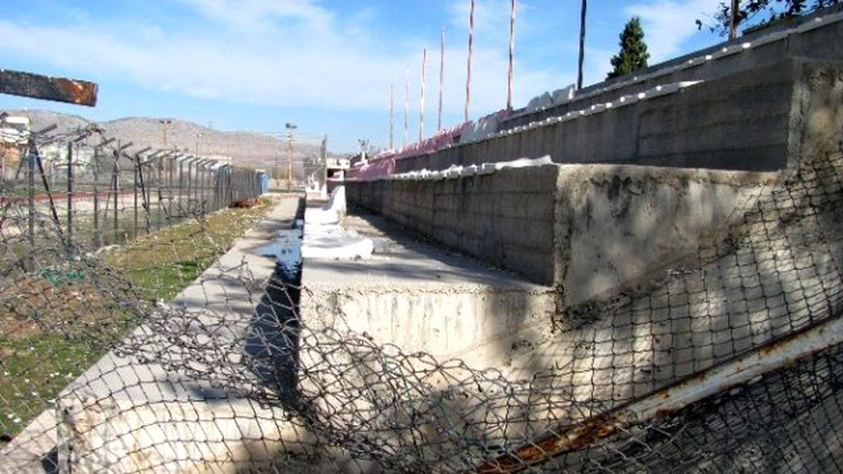 Harabeye Dönen İlçe Stadı Onarılmayı Bekliyor