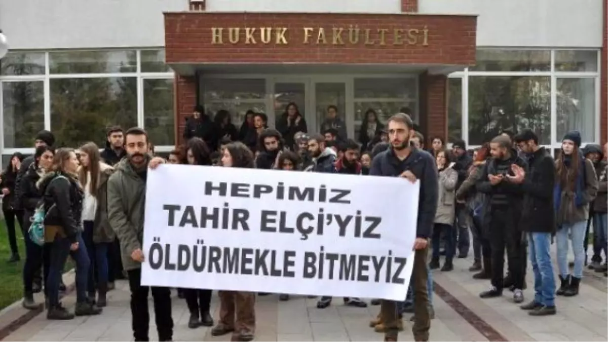 Hukuk Fakültesi Önünde Tahir Elçi Eylemi