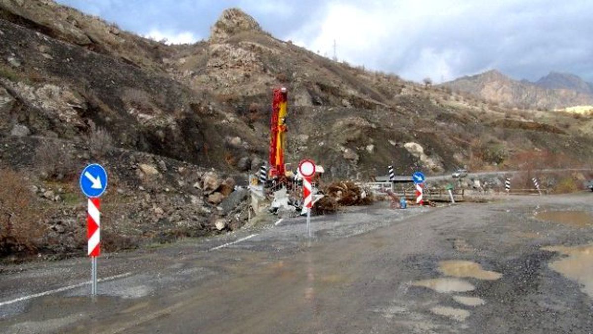 İki Defa Patlatılan Köprü Onarılıyor