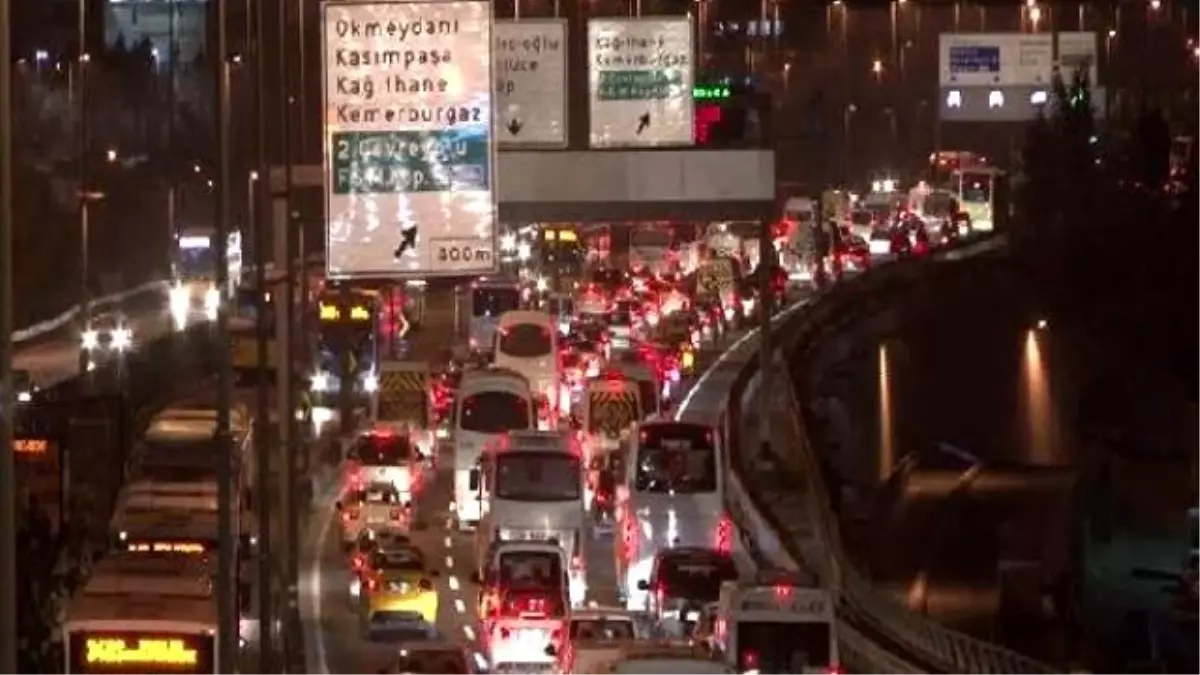 İstanbul\'da Akşam Saatlerinde Trafik Yoğunluğu Yüzde 85\'e Çıktı