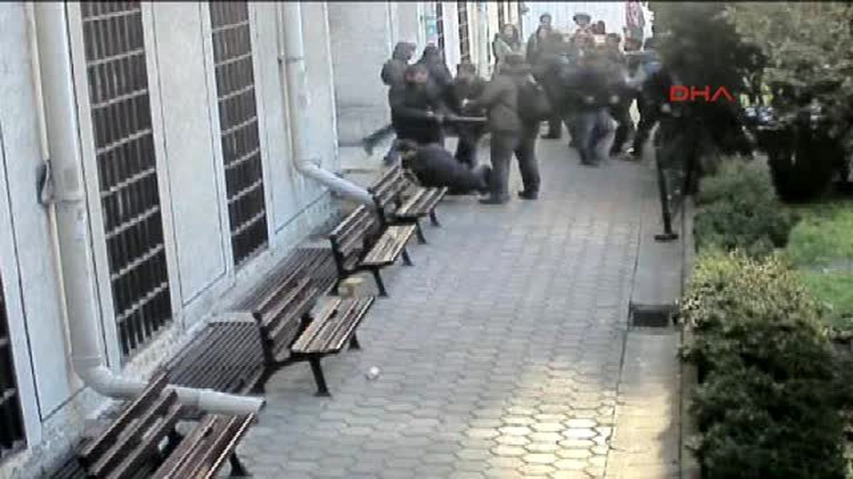 İstanbul Üniversitesi'nde Öğrenci Kavgası Güvenlik Kamerasında