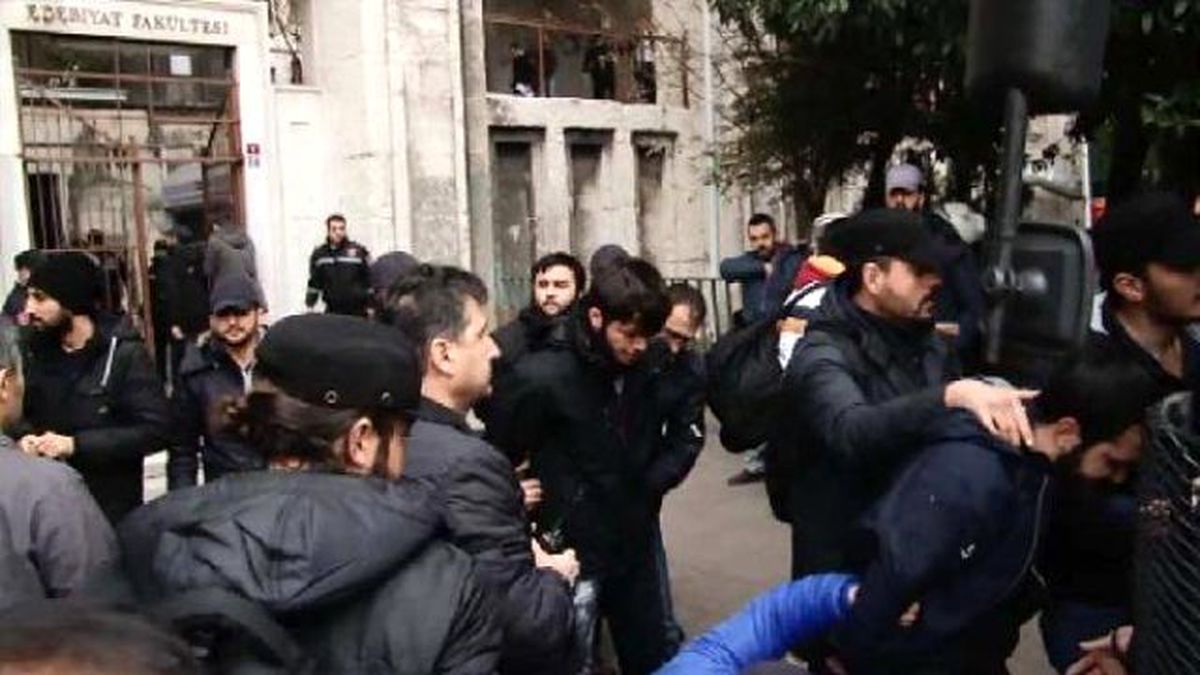 İstanbul Üniversitesi'nde Olaylar Çıktı! 50 Öğrenci Gözaltında