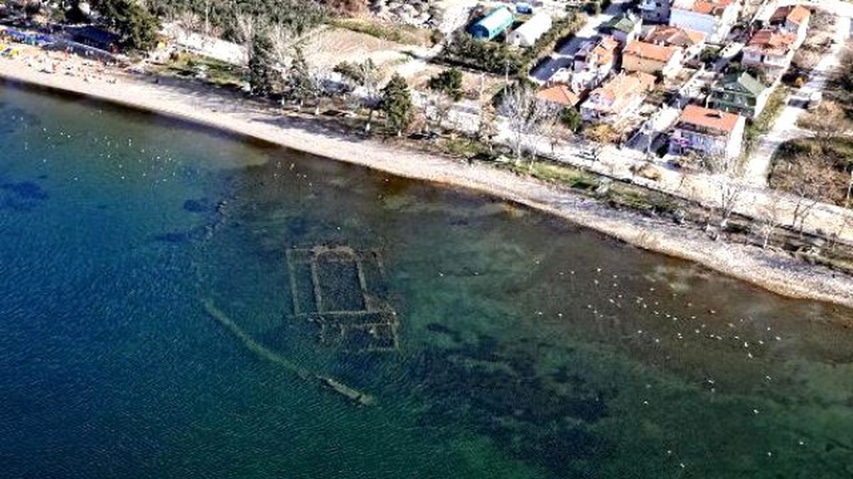 İznik Gölü\'ndeki Bazilikada, Kiremit ve İnsan Kemikleri Bulundu