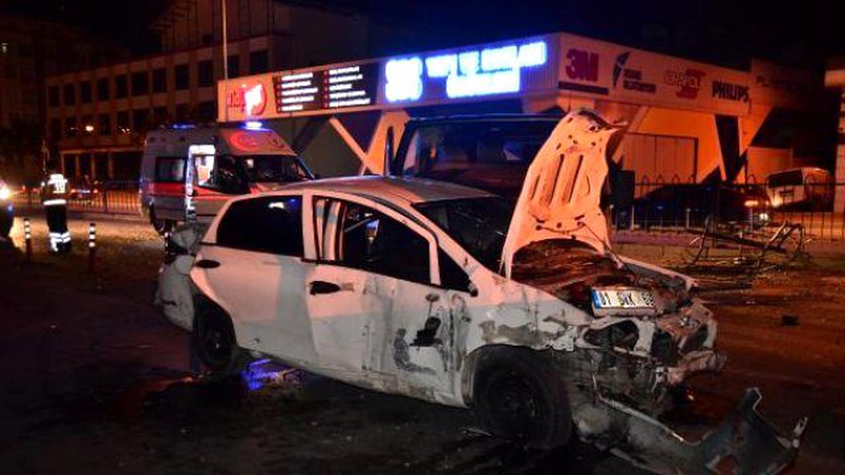 Kontrolden Çıkan Otomobil, Karşı Şeritteki İşçi Servisine Çarptı: 10 Yaralı