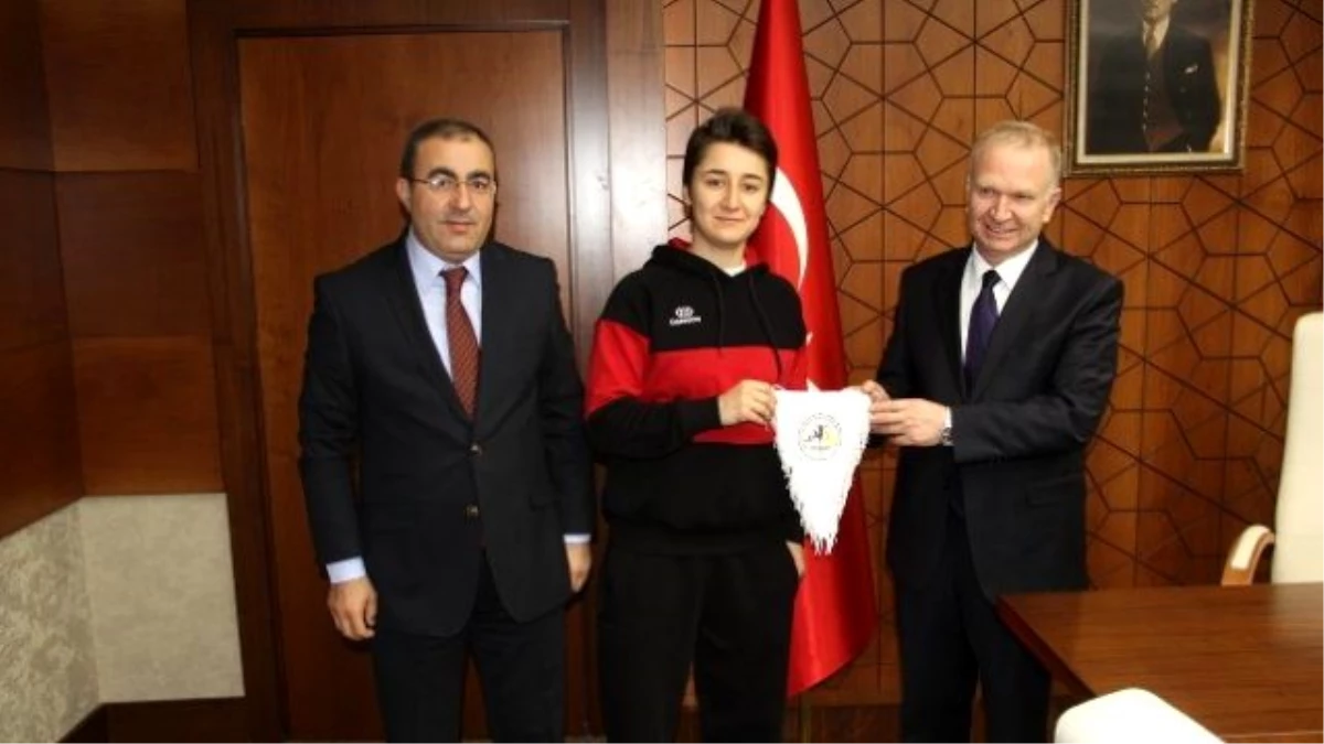Nevşehir Gençlik Hizmetleri ve Spor İl Müdürlüğü Kadın Basketbol Takımı Vali Ceylan\'ı Ziyaret Etti