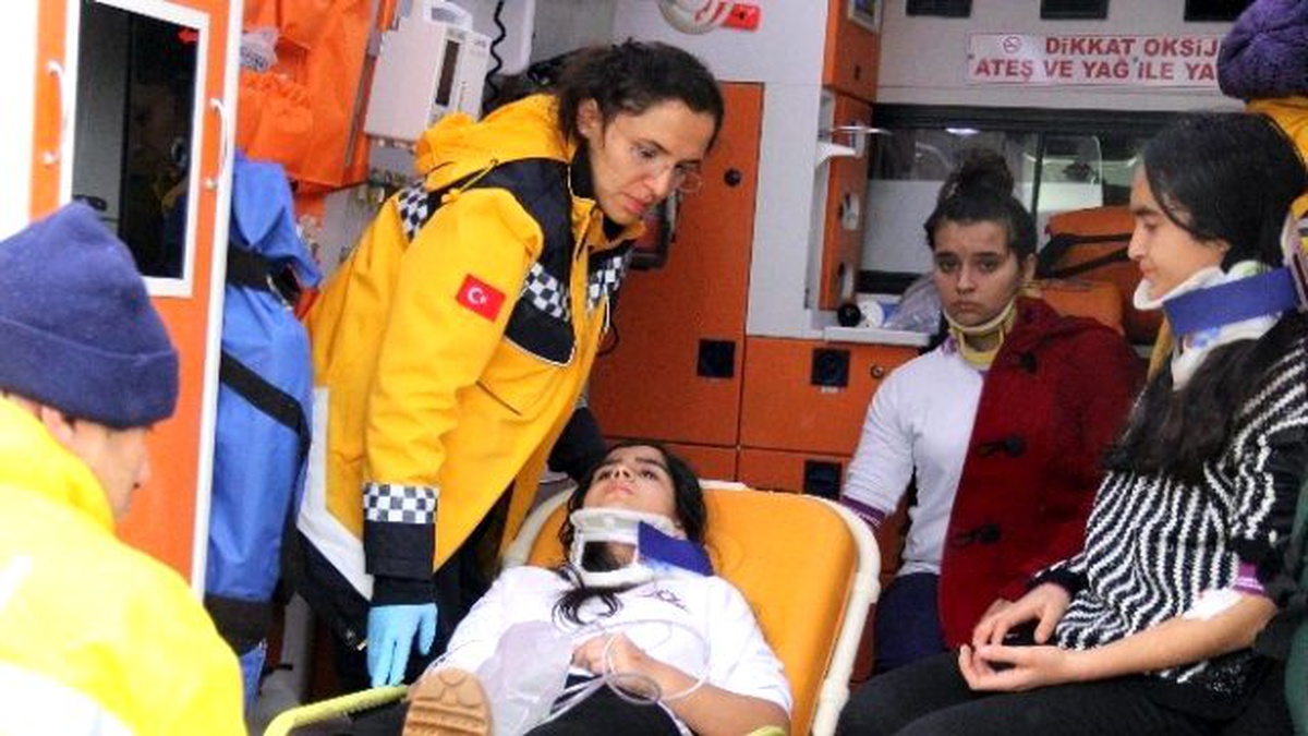 Öğrenci Servisi Otomobil ile Çarpıştı: 9 Yaralı