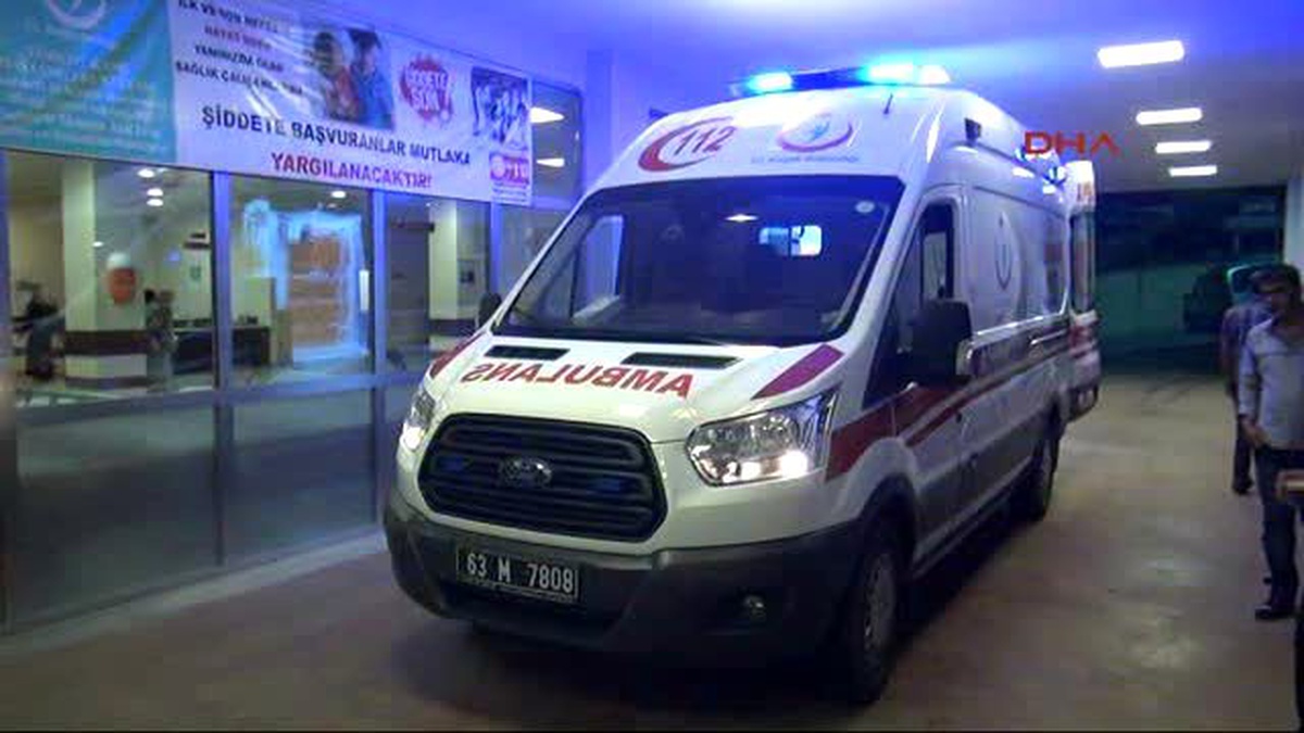 Şanlıurfa Otomobil Yolun Karşısına Geçmeye Çalışan Yayalara Çarptı; 1 Ölü, 1 Yaralı