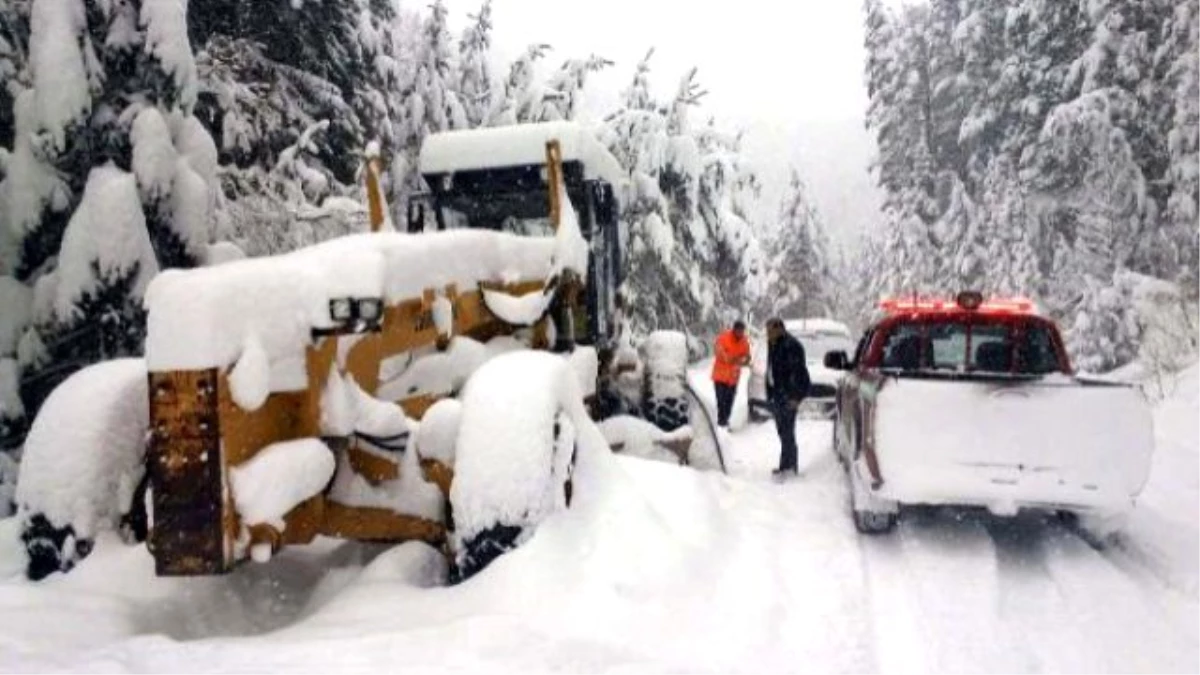 Sivas\'ta Kar 17 Köy Yolunu Ulaşıma Kapattı (2)