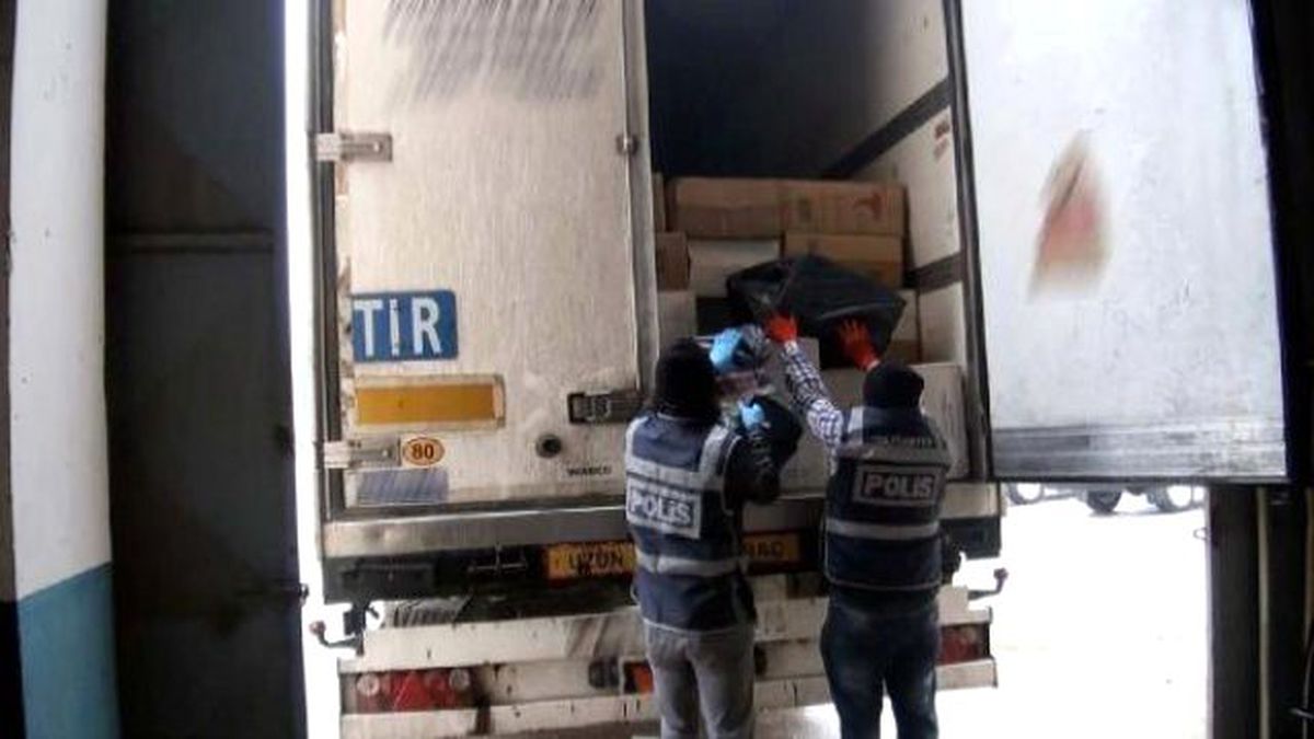 Tır\'da 121 Bin Kaçak Sigara Ele Geçti
