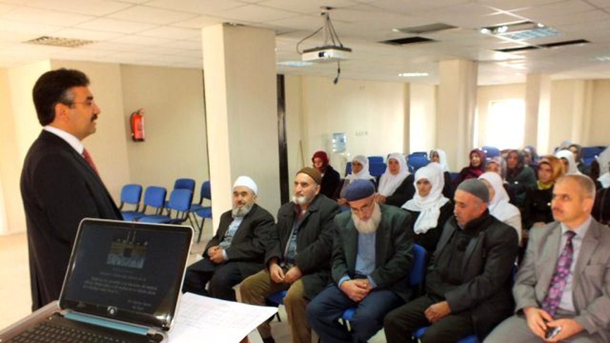 Umreye Gidecek Vatandaşlara Eğitim Semineri Verildi