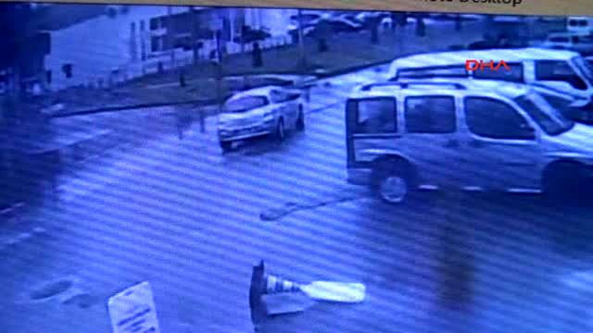 Otomobilin Çarptığı Kadının Görüntüleri Kameralara Yansıdı