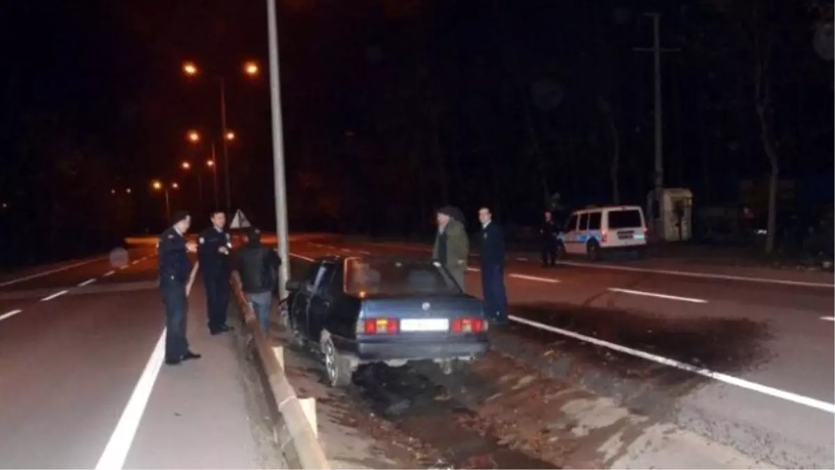 Alkollü Sürücü, Aracıyla Yol Kenarındaki Refüje Daldı