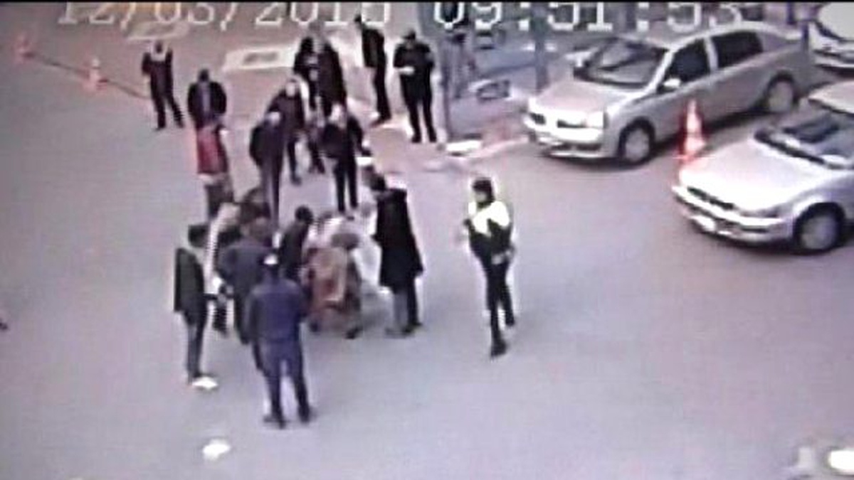 Annesinin Elini Bırakan Çocuk Otomobil Altında Kalıp Yaralandı