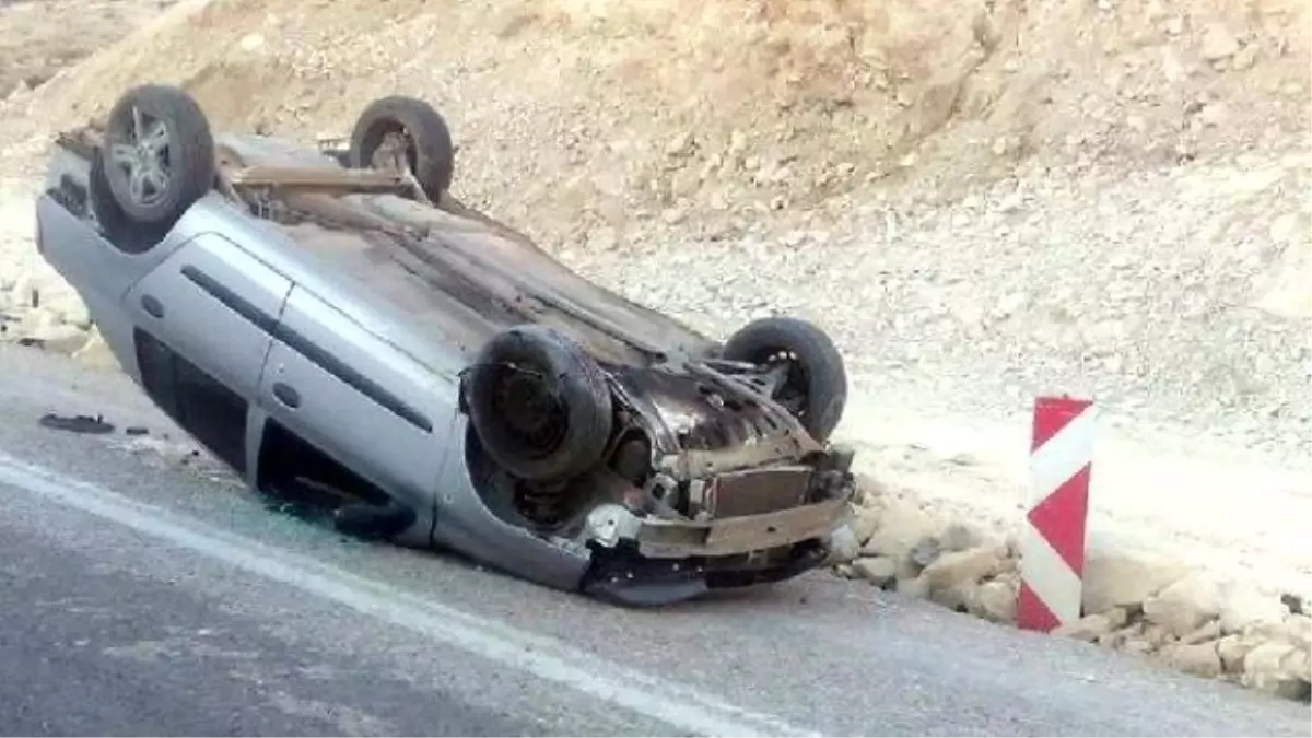 Besni\'de Otomobil Devrildi: 3 Kişi Yaralandı