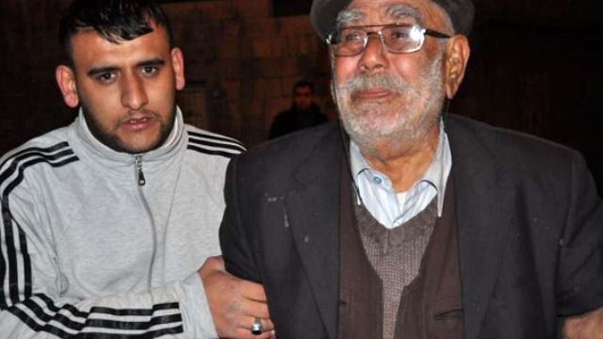 Genç Kız, Annesini Döven Babasını Öldürdü