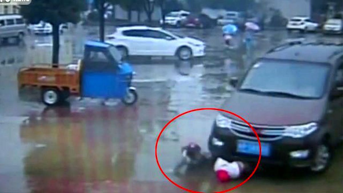 Üzerlerinden Otomobil Geçen Çocukların İnanılmaz Kurtuluşu