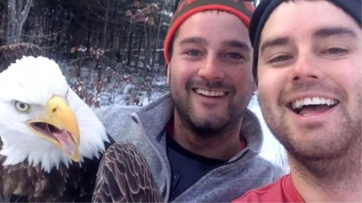 İki Kardeş Kurtardıkları Kartal ile Müthiş Bir Selfie Çekti!