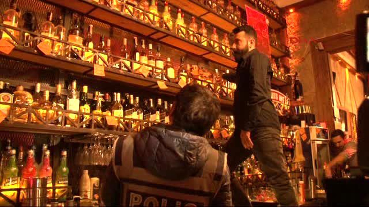 İzmir\'de Polisten İş Yerlerine Sahte İçki Denetimi