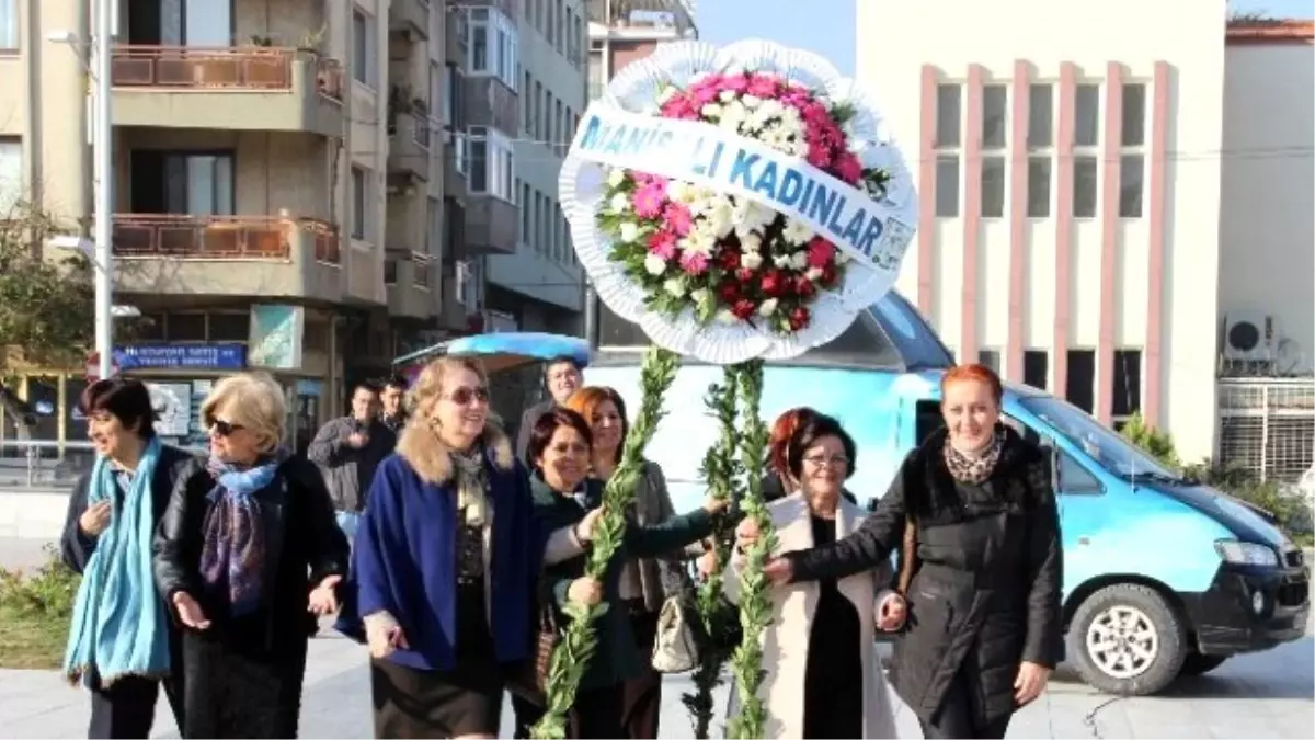 Kadınların Birlikte Çelenk Sunumu Renkli Görüntülere Sahne Oldu