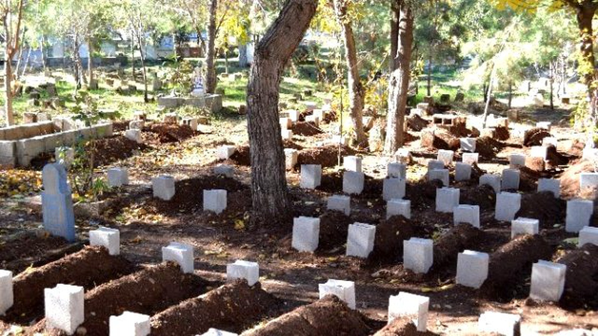 Kahta Belediyesi Mezarlıkta Çevre Düzenlemesi Yapıyor