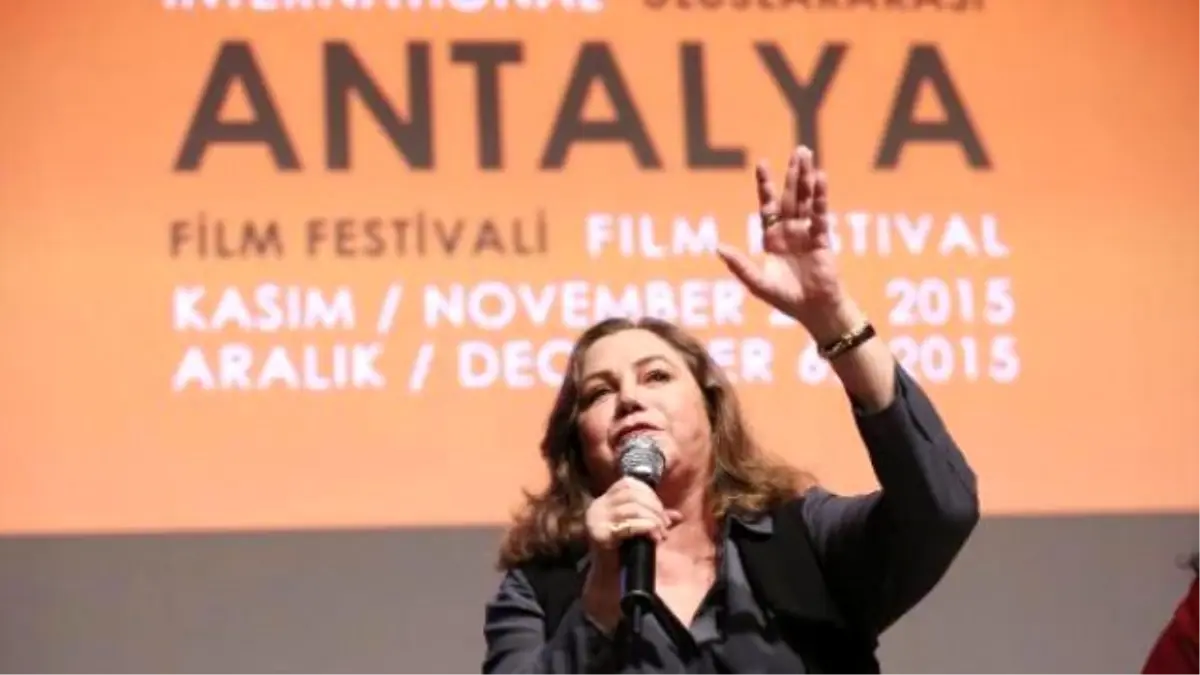 Kathleen Turner: Kadına Şiddetin Bahanesi Olmaz