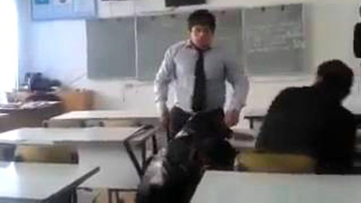 Öğretmen Tek Başına 3 Öğrenciyi Evire Çevire Dövdü