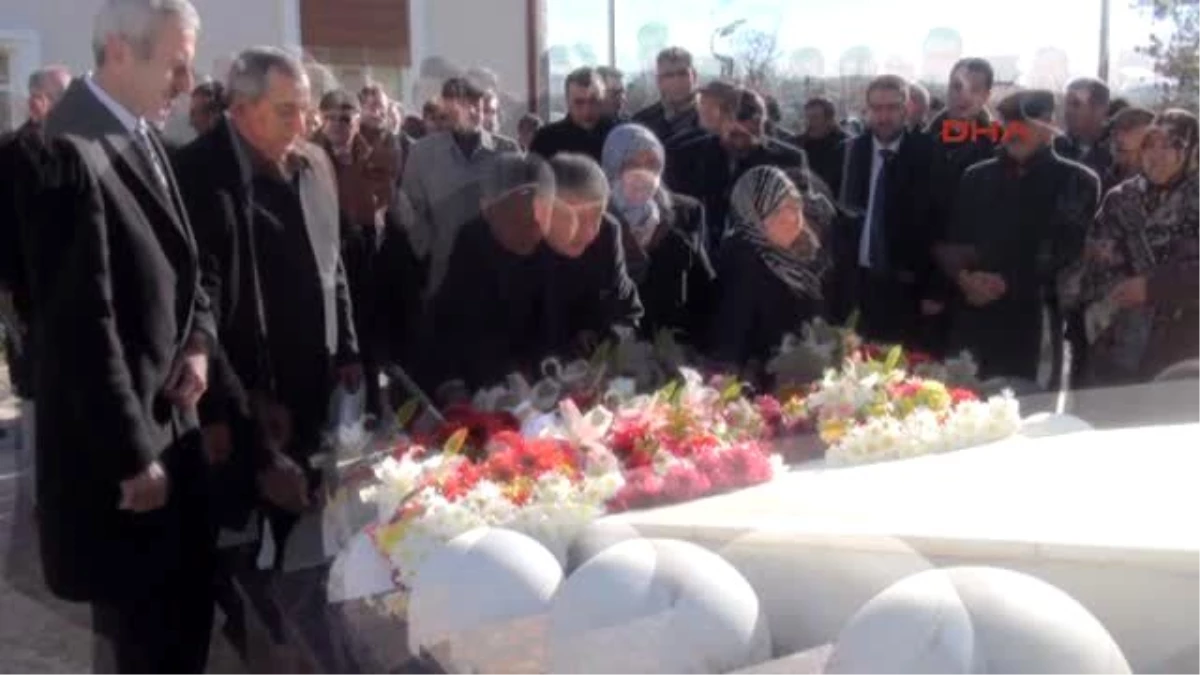 Kazan Türkiye?nin İlk Kadın Milletvekillerinden Satı Kadın Mezarı Başında Anıldı
