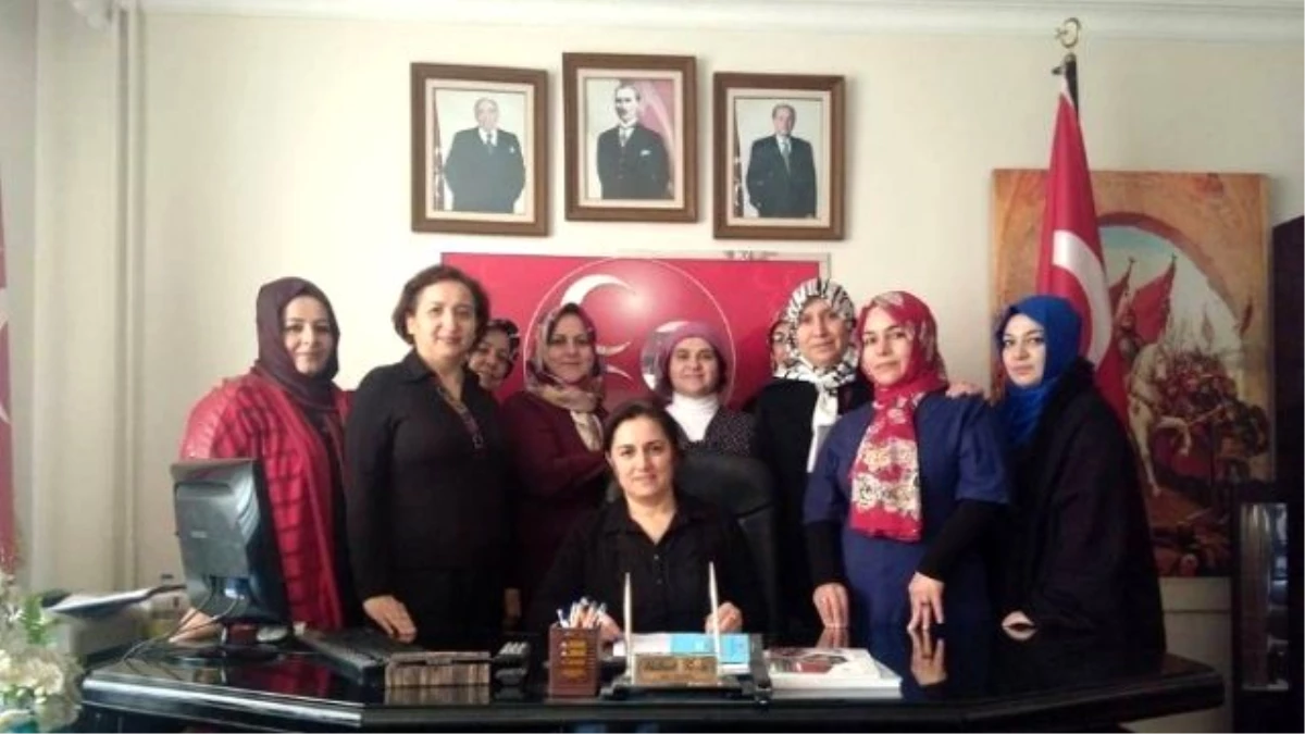 MHP Kadın Kolları Türk Kadınına Seçme ve Seçilme Hakkı Konusunda Basın Açıklamasında Bulundu