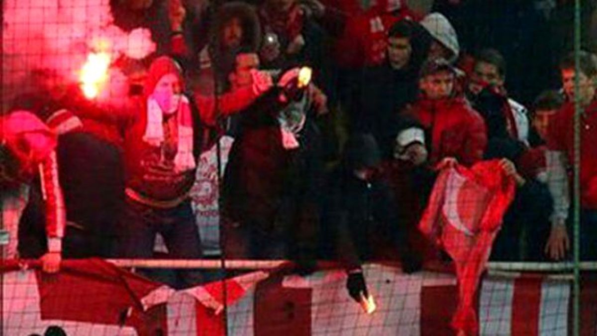 Rus Taraftarlar Türk Bayrağı Yaktı