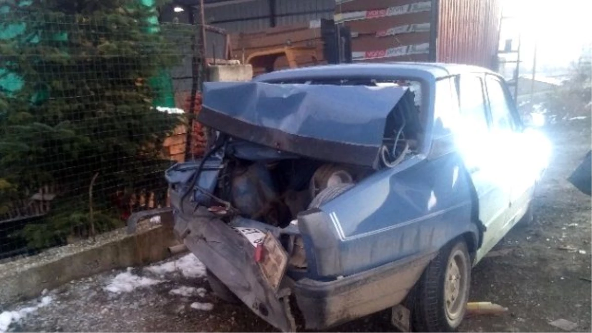 Taşköprü\'de Kamyon Otomobile Çarptı: 2 Yaralı