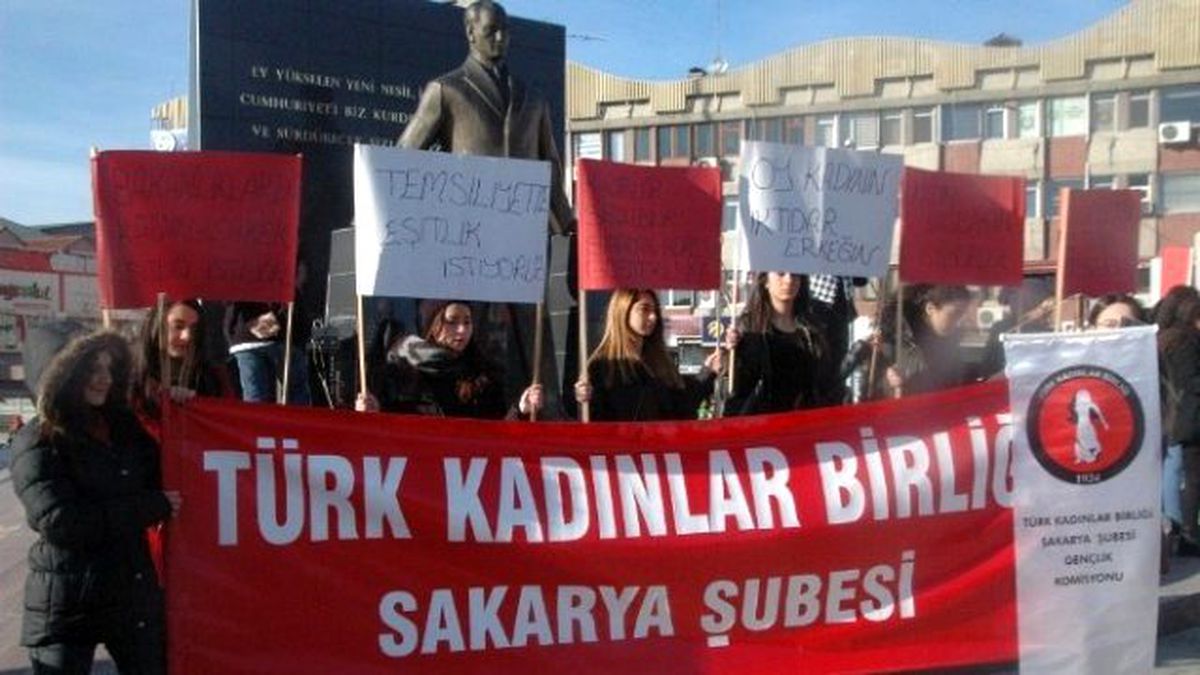 Türk Kadınına Seçme ve Seçilme Hakkı\'nın Verilmesi Sakarya\'da Kutlandı