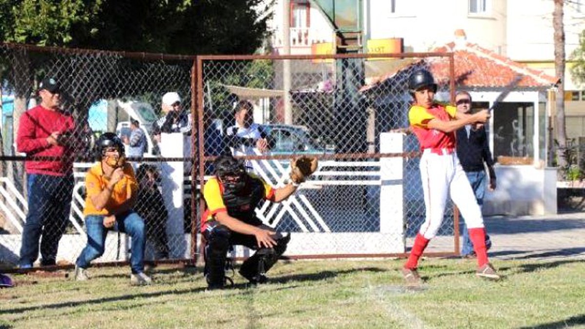Türkiye Beyzbol ve Softbol Şampiyonası Kemer\'de Yapılıyor