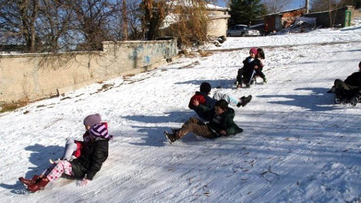 Yozgat\'ta Kar\'ın Tadını Çocuklar Çıkartıyor