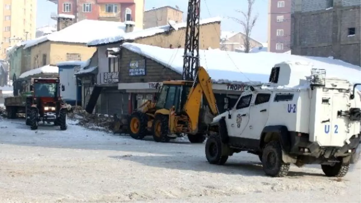 Yüksekova\'da Belediye Aracı Polis Korumasıyla Çalıştı