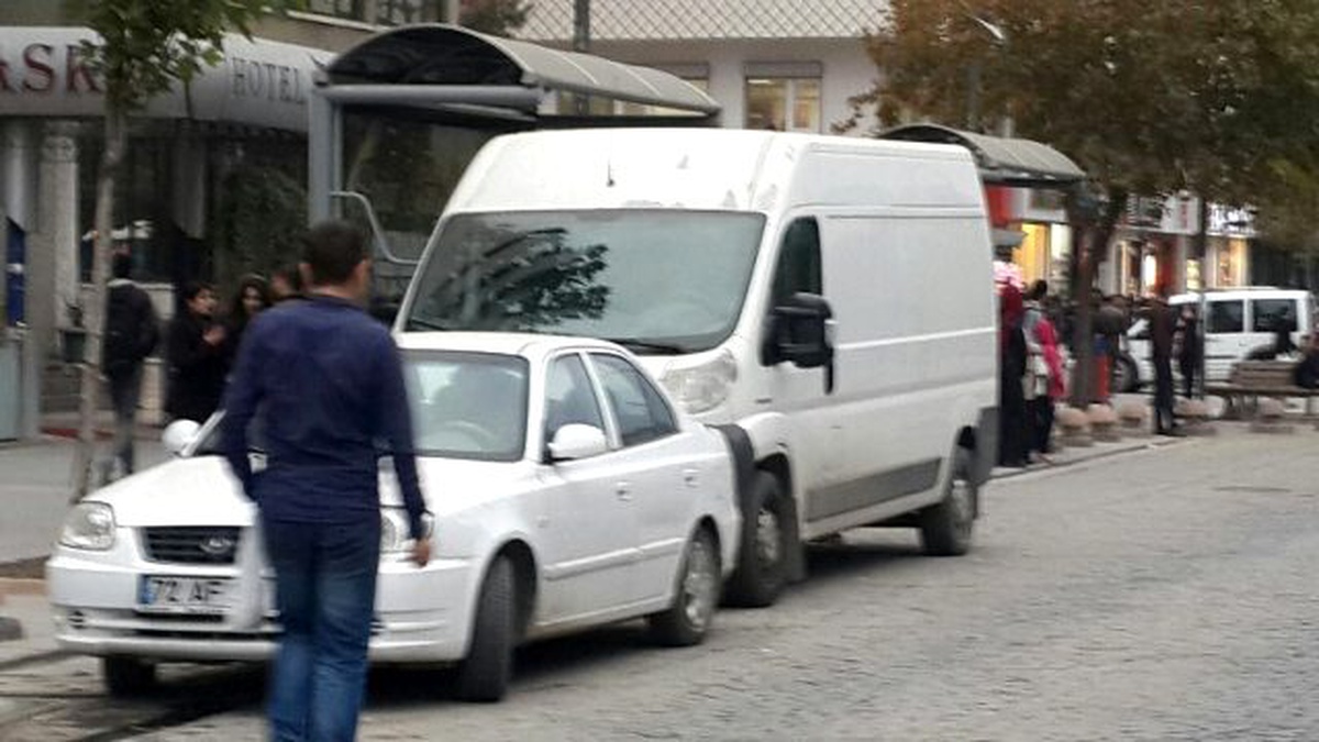 Araçların Duraklara Park Etmesi Tepkilere Neden Oldu