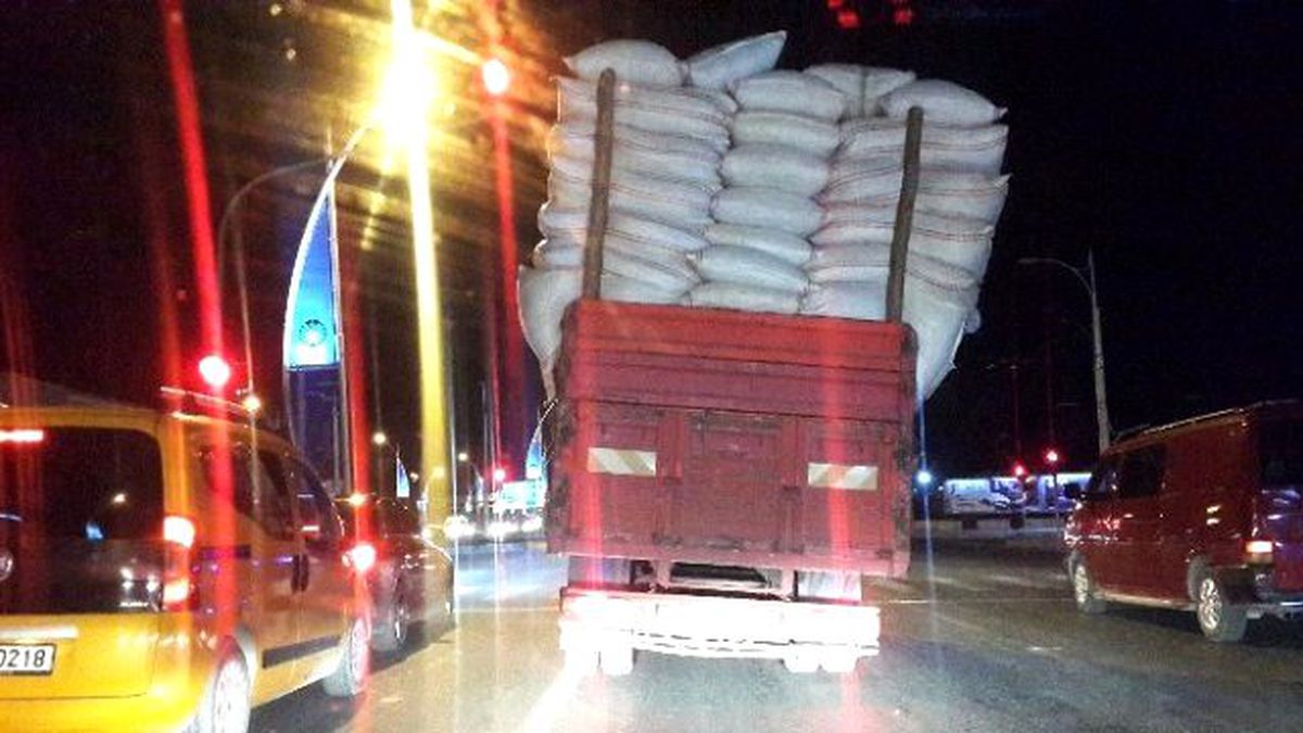 Aşırı Yüklü Kamyon Çevreyolu\'nda Tehlike Saçarak İlerledi