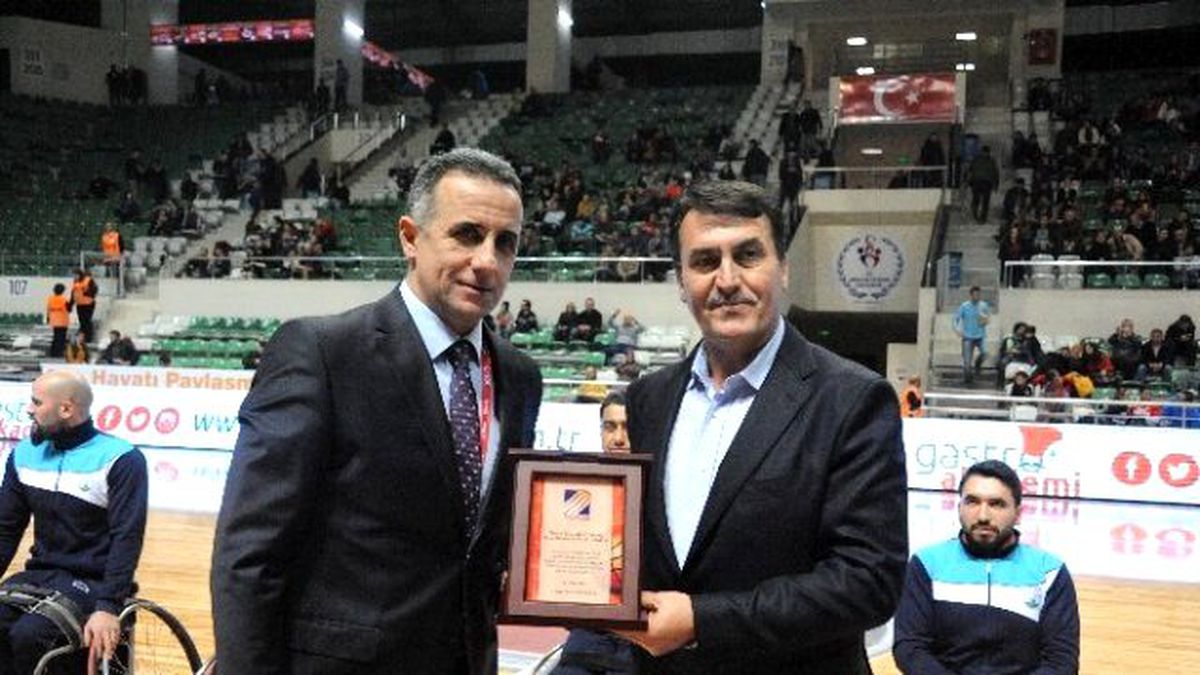 Başkan Dündar ve Tekerlekli Sandalye Basketbol Takımına Plaket