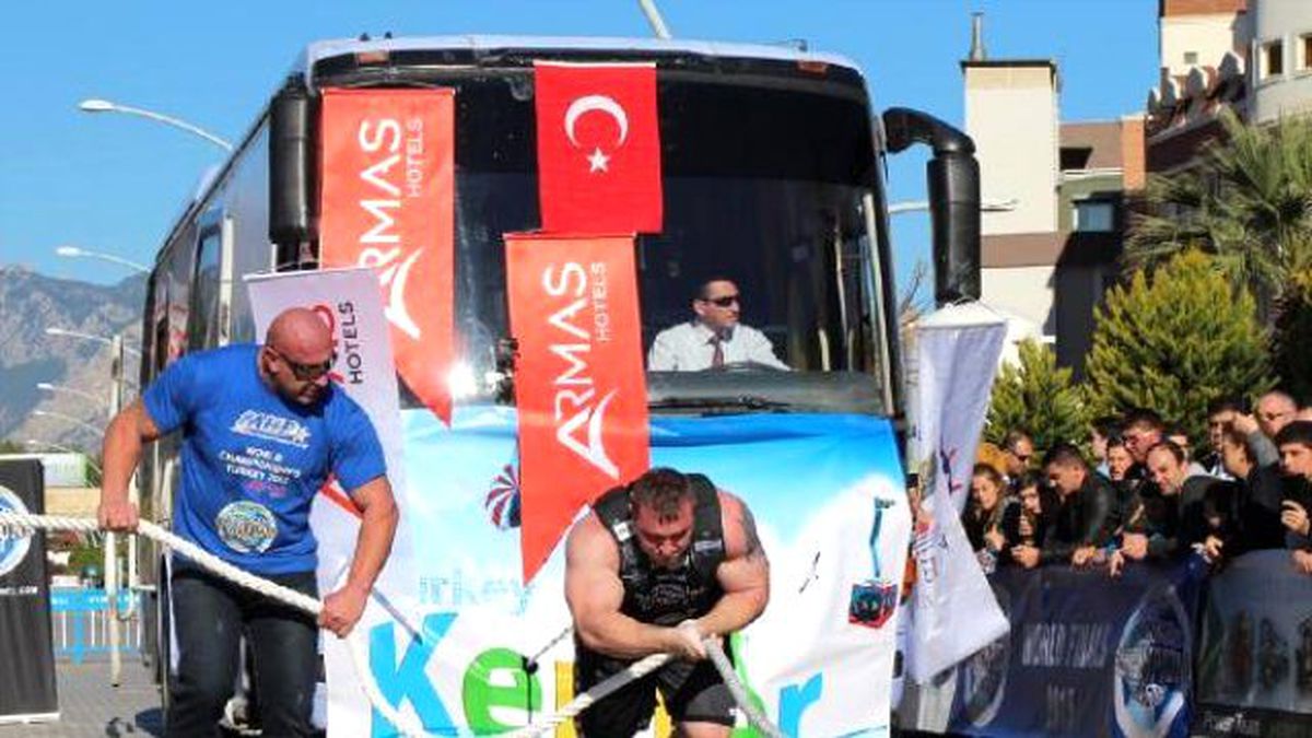 Dünyanın En Güçlü Adamları Otobüs Çekti