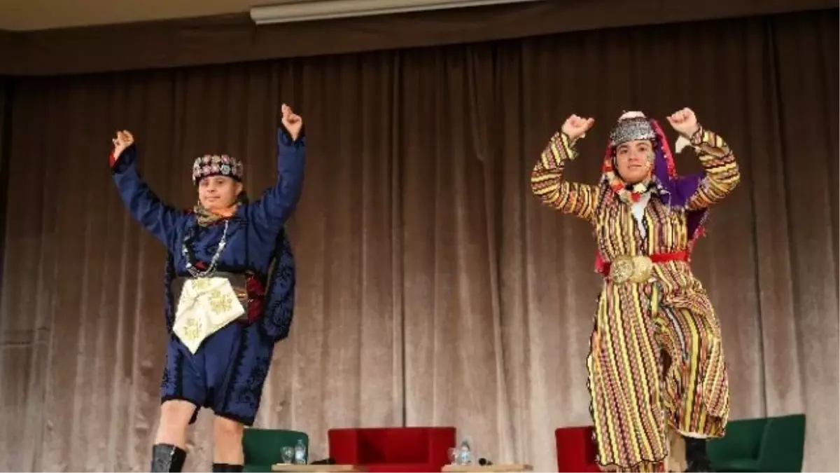 Engelleri Sahnede Aştılar