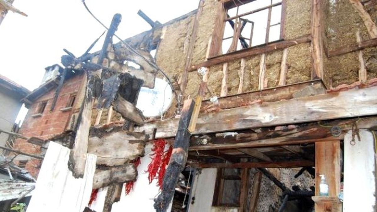 Evi Yanan Aileye Orhaneli Belediyesi\'nden Yardım