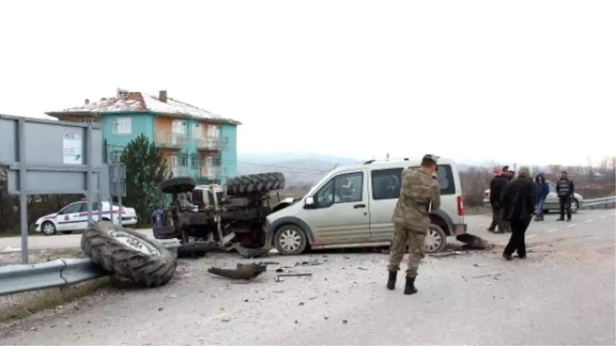 Hafif Ticari Araçla Traktör Çarpıştı: 3 Yaralı